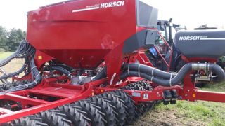 Horsch change la trémie sur le Pronto Horsch change la trémie sur le Pronto