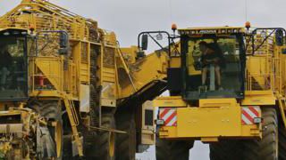 Une arracheuse intégrale transformée en transbordeur à betteraves Une arracheuse intégrale transformée en transbordeur à betteraves