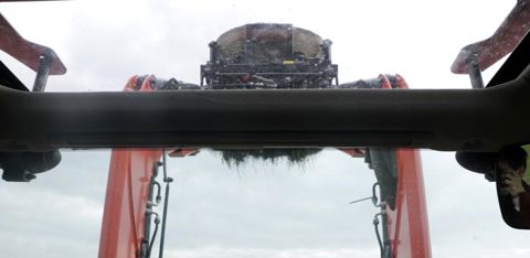 Le doublement de la surface vitrée du toit offre un gain de visibilité très appréciable lors des travaux de manutention. © G. Baron