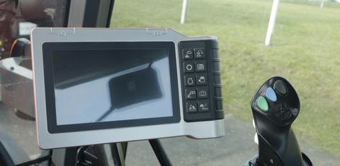 Le terminal K Monitor est disponible en option, dans sa version 7 pouces. Des fonctionnalités comme l’Isobus sont alors intégrées au tracteur. © G. Baron