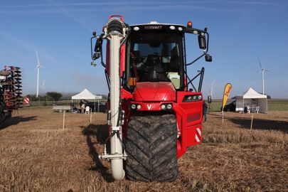 La gamme Hydro Trike, de Vervaet, se décline en plusieurs montages. La version Universal Spreader est dotée d’un caisson d’épandage de 16 ou 18 t. Le modèle Vinasse reçoit une cuve de 16 m³ sur l’Hydro Trike et de 20 m³ sur l’Hydro Trike XL. Enfin, un montage « sans tonne » est équipé d’une tourelle sur laquelle est branché le tuyau qui apporte la matière liquide. Pour toutes les versions, un relevage de catégorie 3 est prévu pour accrocher différents outils. © P. Denis