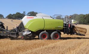Claas ajoute à ses presses Quadrant 5200 et 5300 un nouveau réservoir d'eau de lavage, un coffre de rangement et une caisse à outils. Claas ajoute à ses presses Quadrant 5200 et 5300 un nouveau réservoir d'eau de lavage, un coffre de rangement et une caisse à outils.