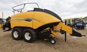 New Holland dévoilait sa nouvelle presse à haute densité. Baptisée Bigbaler 1270 Plus Density, elle possède un canal de 120 x 70 cm. Elle se démarque en affichant un gain de densité d’environ 10% par rapport à une 1270 Plus. New Holland dévoilait sa nouvelle presse à haute densité. Baptisée Bigbaler 1270 Plus Density, elle possède un canal de 120 x 70 cm. Elle se démarque en affichant un gain de densité d’environ 10% par rapport à une 1270 Plus.