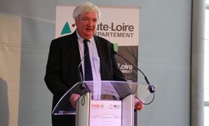 "La prédation des loups augmente dans les nouveaux territoires colonisés. Il faut une différenciation et des moyens particuliers sur ces territoires nouvellement prédatés", a indiqué Jean-Paul Celet, préfet coordonnateur du plan loup. "La prédation des loups augmente dans les nouveaux territoires colonisés. Il faut une différenciation et des moyens particuliers sur ces territoires nouvellement prédatés", a indiqué Jean-Paul Celet, préfet coordonnateur du plan loup.