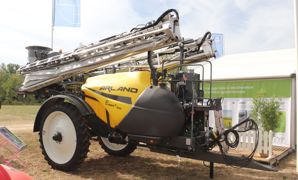 Arland a dévoilé une version maraîchère de sa gamme de pulvérisateurs traînés Expert. Celle-ci dispose d’un support de rampe en balancelle de chaque côté pour pouvoir pulvériser en ayant un côté replié au plus proche de la culture. Arland a dévoilé une version maraîchère de sa gamme de pulvérisateurs traînés Expert. Celle-ci dispose d’un support de rampe en balancelle de chaque côté pour pouvoir pulvériser en ayant un côté replié au plus proche de la culture.