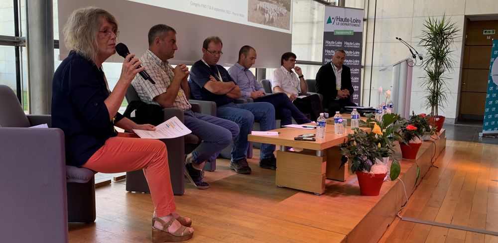 Beaucoup d’éleveurs ovins travaillent déjà avec des contrats, constatent les intervenants de la table-ronde du congrès de la Fédération nationale ovine. Il s’agira de les adapter à la loi. De droite à gauche : Yannick Fialip, de la FNSEA, François Monge, administrateur à La Coopération Agricole (LCA), Alexandre Saunier, membre du bureau de la Fédération nationale ovine (FNO), Jean-François Cazottes, administrateur à France Brebis laitière, Emmanuel Fontaine, président des organisations de produc