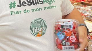 Les producteurs ont apposé des autocollants sur les emballages de tomates cerises pour mettre en avant et dénoncer leur origine non française. Les producteurs ont apposé des autocollants sur les emballages de tomates cerises pour mettre en avant et dénoncer leur origine non française.