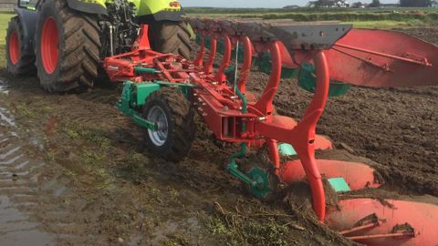 Une roue avancée sur la charrue 2500 i-Plough Une roue avancée sur la charrue 2500 i-Plough