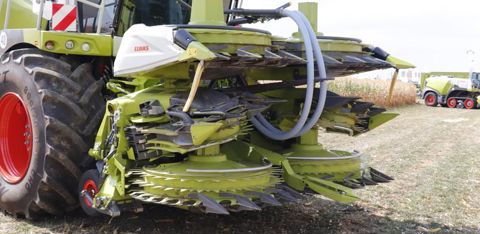 Becs Orbis 650 SD et 750 pour ensileuses Jaguar. Roues de transport et limitation de vitesse à 40 km/h ne sont pas pour la France.V. Gobert
