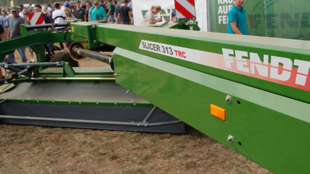 Une faucheuse traînée à pivot central