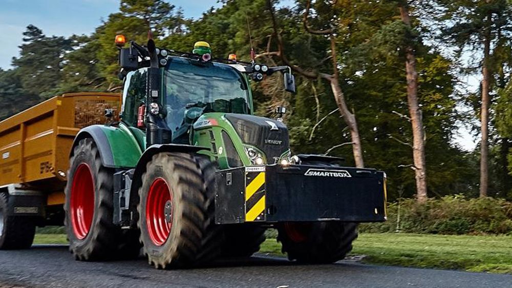 Un pneu de 2,30 m de diamètre Un pneu de 2,30 m de diamètre