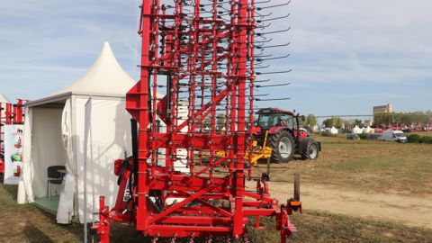 La herse étrille fabriquée par Krukowiak est disponible en trois largeurs : 9 m, 12 m et 15 m. La herse étrille fabriquée par Krukowiak est disponible en trois largeurs : 9 m, 12 m et 15 m.