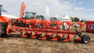 Cette charrue Kubota peut être équipée du système TTS qui permet de suivre le tracteur sans porte-à-faux. Cette charrue Kubota peut être équipée du système TTS qui permet de suivre le tracteur sans porte-à-faux.