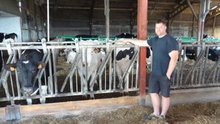 Pour Cédric Goy, être éleveur-inséminateur permet de gérer au plus près l'évolution génétique de son troupeau prim'holstein. Pour Cédric Goy, être éleveur-inséminateur permet de gérer au plus près l'évolution génétique de son troupeau prim'holstein.
