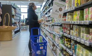 Les répondants de l'Union européenne à l'étude "Eurobaromètre 2022" sont 54 % à avoir cité le prix comme étant l'un des éléments les plus importants lors d'un achat alimentaire. Les répondants de l'Union européenne à l'étude "Eurobaromètre 2022" sont 54 % à avoir cité le prix comme étant l'un des éléments les plus importants lors d'un achat alimentaire.