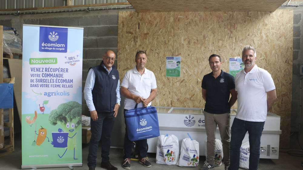 La livraison de surgelés dans une ferme relais a été lancée chez Jean-Philippe Tirel à Montgermont le 18 mai 2022. (de droite à gauche : Daniel Sauvaget, Jean-Philippe Tirel, Damien Debodman de Ecomiam Rennes, et Cédric Guyot.)