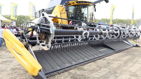 New Holland : Une barre de coupe flexible à tapis signée MacDon New Holland : Une barre de coupe flexible à tapis signée MacDon