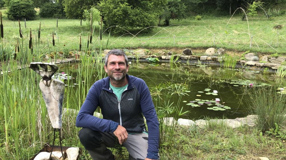 François Bérard, maraîcher à Lieurac (Ariège), est passionné de land art.