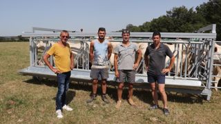 Christophe Gitton (à d.), Thierry Gitton et son fils Alexandre (au centre) se servent tous les trois du parc de contention. C'est Dominique Vermant (à g.) qui a construit la machine. Christophe Gitton (à d.), Thierry Gitton et son fils Alexandre (au centre) se servent tous les trois du parc de contention. C'est Dominique Vermant (à g.) qui a construit la machine.