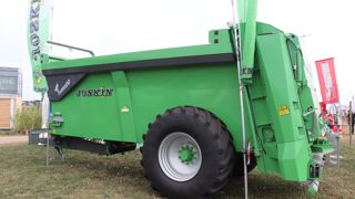 Joskin modifie la caisse de sa gamme Tornado pour la lisser et intégrer les tuyaux hydraulique. Joskin modifie la caisse de sa gamme Tornado pour la lisser et intégrer les tuyaux hydraulique.