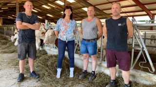 Pierre, Michèle, David et Sébastien Dumas (de gauche à droite) ont augmenté le troupeau montbéliard à larrivée de Pierre dans le Gaec du Rond rouge. Pierre, Michèle, David et Sébastien Dumas (de gauche à droite) ont augmenté le troupeau montbéliard à larrivée de Pierre dans le Gaec du Rond rouge.
