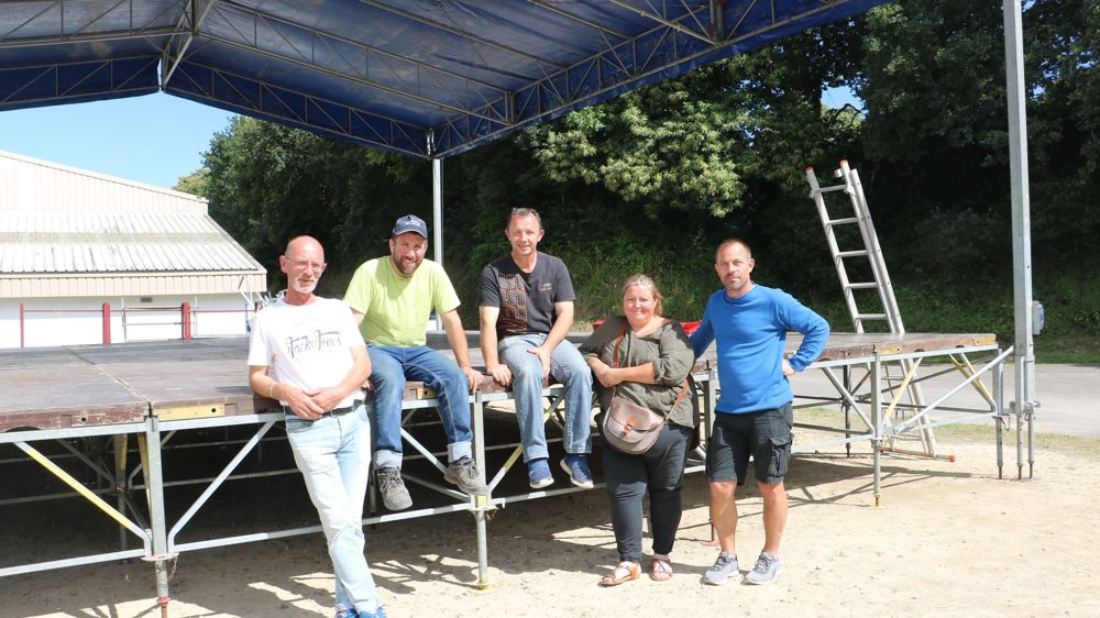 A la veille des festivités, Gwénaelle Sellin, Daniel Guillou et Adrien Montefusco (au centre), agriculteurs, s'activent à monter la scène, en compagnie de Gérard Ficamos (à gauche), président de Elsy Musik, et de Julien (à droite), employé communal.