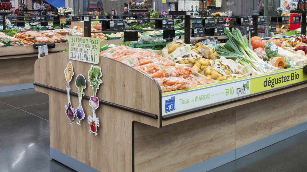 La FNSEA accuse la grande distribution de diminuer l'offre de produits biologiques dans ses rayons.