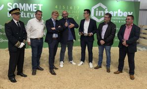 Le préfet du Puy-de-Dôme, Hugues Pichard, président de l'OS Charolais France, Marc Fesneau, ministre de l'Agriculture, Bruno Dufayet, président de la Fédération nationale bovine, Guillaume Reix, responsable des achats de viande et de volaille chez Lidl France, Stéphane Peultier, président de l'Apal, et Yann Denou, directeur commercial des achats en vif et du développement des ventes chez Elivia (de gauche à droite). Le préfet du Puy-de-Dôme, Hugues Pichard, président de l'OS Charolais France, Marc Fesneau, ministre de l'Agriculture, Bruno Dufayet, président de la Fédération nationale bovine, Guillaume Reix, responsable des achats de viande et de volaille chez Lidl France, Stéphane Peultier, président de l'Apal, et Yann Denou, directeur commercial des achats en vif et du développement des ventes chez Elivia (de gauche à droite).