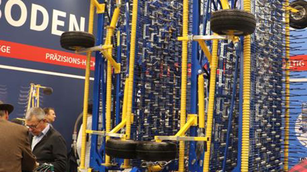 La herse étrille de 18 m se plie en 7