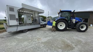 En couvrant leurs fosses avec le dispositif Bennamann, les éleveurs peuvent disposer de gaz pour alimenter leur tracteur New Holland T6 Biométhane. En couvrant leurs fosses avec le dispositif Bennamann, les éleveurs peuvent disposer de gaz pour alimenter leur tracteur New Holland T6 Biométhane.