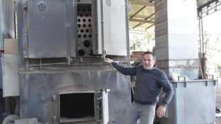 Grâce à l’utilisation du bois à la place du gaz pour sécher ses grains, Sébastien Chesneau divise par dix ses émissions de gaz à effet de serre. © Aude Richard Grâce à l’utilisation du bois à la place du gaz pour sécher ses grains, Sébastien Chesneau divise par dix ses émissions de gaz à effet de serre. © Aude Richard