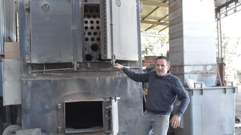 Grâce à l’utilisation du bois à la place du gaz pour sécher ses grains, Sébastien Chesneau divise par dix ses émissions de gaz à effet de serre. © Aude Richard