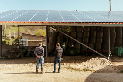 Les experts Irisolaris accompagnent les agriculteurs de la définition des besoins, en passant par les accords juridiques, l’obtention du permis de construire, jusqu’à la réalisation des travaux et la maintenance de la centrale.