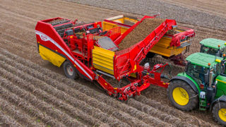 Grimme améliore son arracheuse Evo 280 avec, entre autres, une trémie non-stop et un essieu moteur. Grimme améliore son arracheuse Evo 280 avec, entre autres, une trémie non-stop et un essieu moteur.