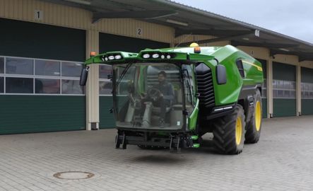 Le concept Sesam 2 peut disposer d’une cabine. Elle est montée sur le relevage avant de la machine et reste amovible. © John Deere