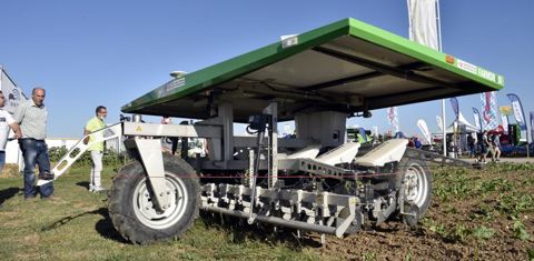 Les robots de champs, comme ce FarmDroïd qui géolocalise chaque graine, disposent de données stratégiques sur la future récolte. © Cédric Faimali/GFA