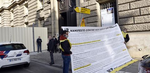 Une délégation a déroulé le manifeste devant le ministère de l’Agriculture ©C.Faimali/GFA