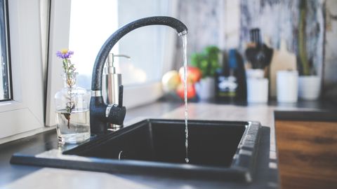 La qualité de l’eau du robinet fait polémique La qualité de l’eau du robinet fait polémique