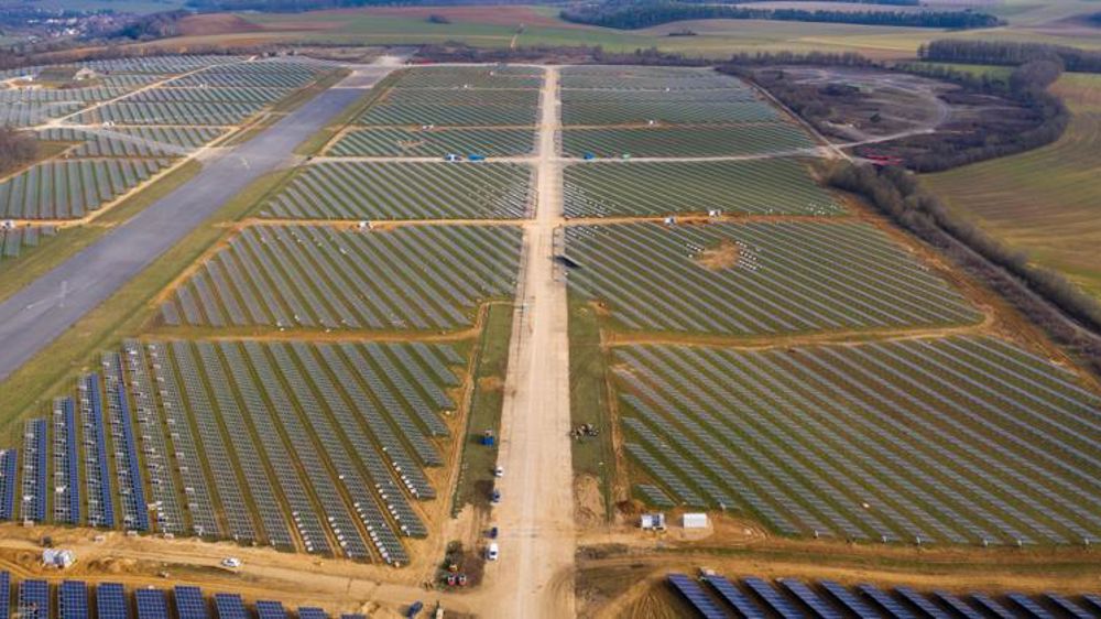 Un berger dans une des plus grandes fermes solaires de France