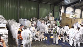 Des Faucheurs volontaires détruisent des sacs de semences Des Faucheurs volontaires détruisent des sacs de semences