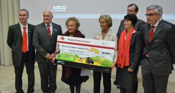 Dans le cadre de l'opération Pièces Jaunes 2012, Massey Ferguson a remis un chèque de 50.000 € à Bernadette Chirac