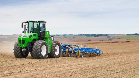 Ce tracteur hybride de 400 ch est « fait maison » Ce tracteur hybride de 400 ch est « fait maison »