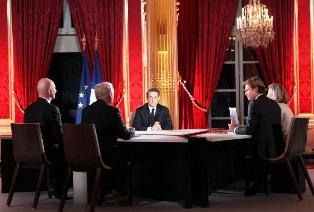 Nicolas sarkozy reçoit quatre journalistes dimanche 29 janvier 2012.