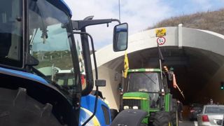 600 tracteurs bloquent les routes contre le prix de l’essence 600 tracteurs bloquent les routes contre le prix de l’essence