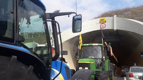600 tracteurs bloquent les routes contre le prix de l’essence 600 tracteurs bloquent les routes contre le prix de l’essence