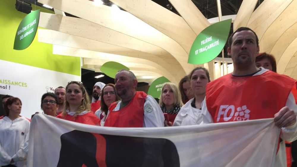 Manifestation sur le stand de Terrena