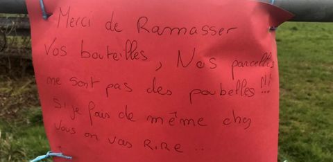 Le panneau déposé par Thibaud sur sa barrière. © DR