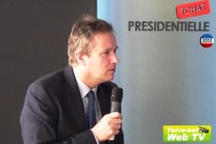 Nicolas Dupont-Aignan répondant aux questions de terre-net lors d'un T'chat en direct avec les agriculteurs.