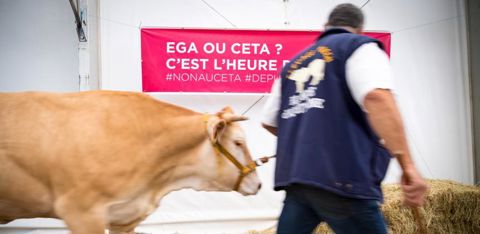 De larges banderoles à l’encontre de l’accord de libre-échange avec le Canada ont été dépliées dans les travées du salon. © J. Chabanne/Reportage