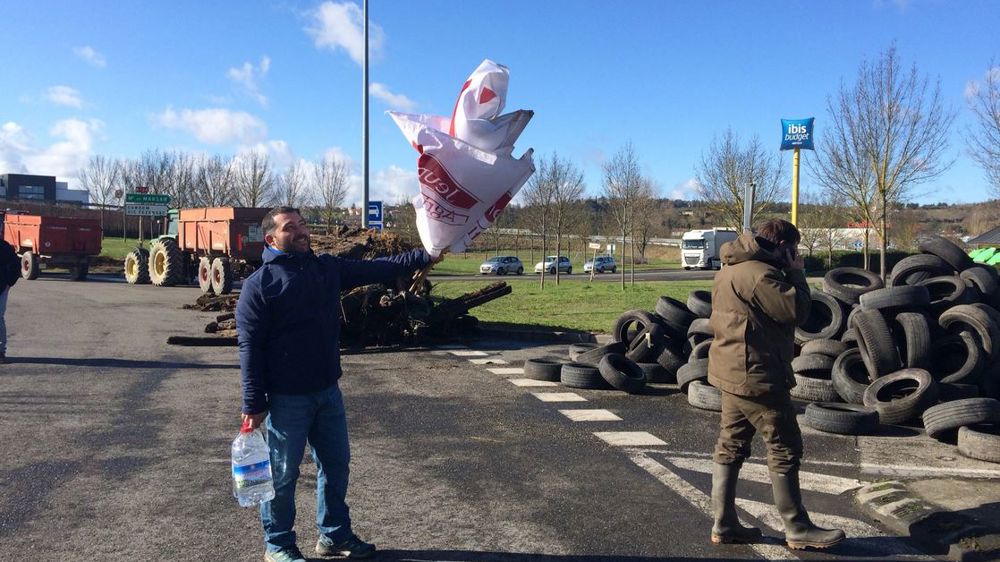 Auch paralysée par les agriculteurs en colère